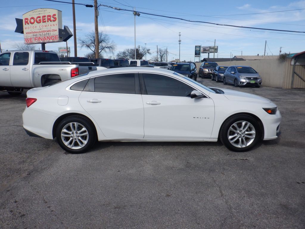 2017 Chevrolet Malibu Image 2