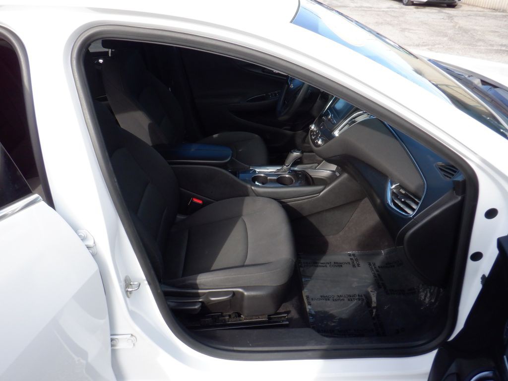 2017 Chevrolet Malibu Image 14