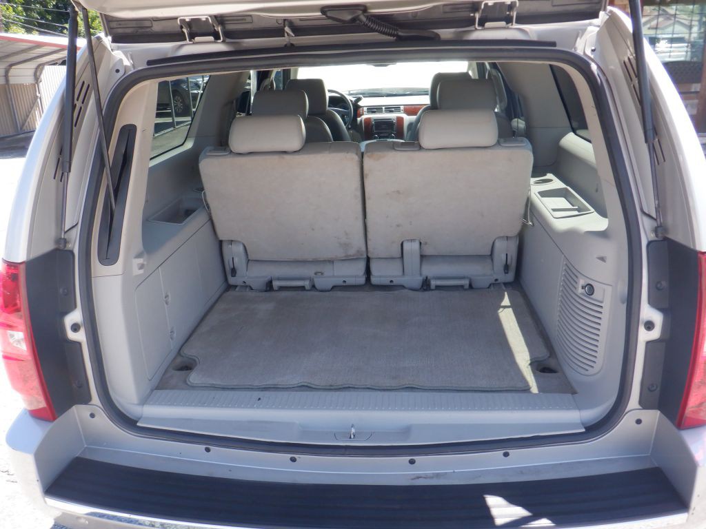 2009 Chevrolet Suburban Image 12
