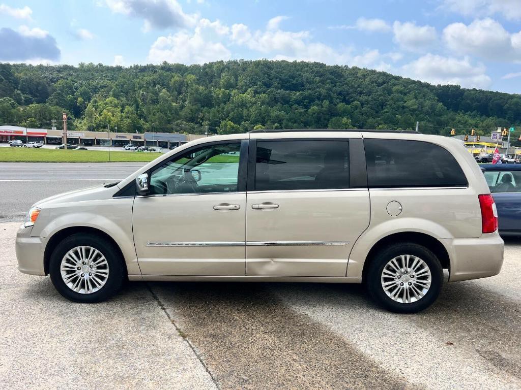 2015 Chrysler Town & Country Image 7