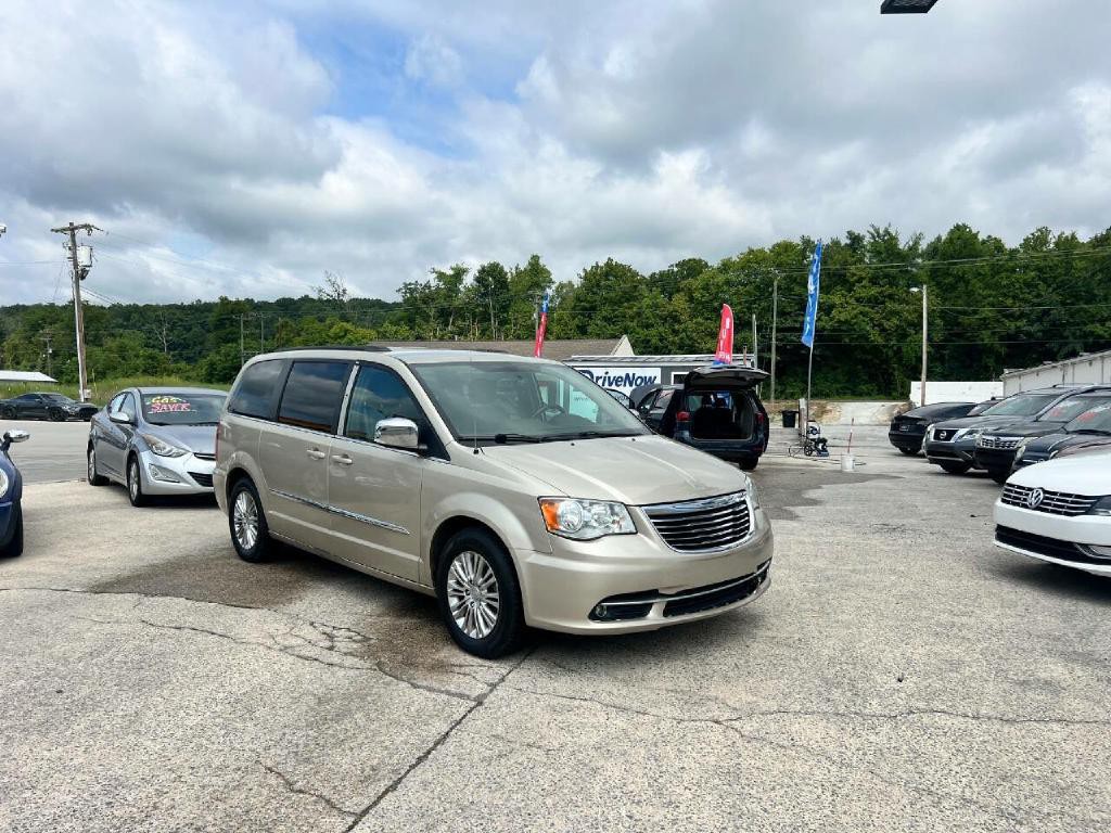 2015 Chrysler Town & Country Image 1