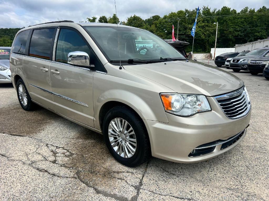 2015 Chrysler Town & Country Image 2