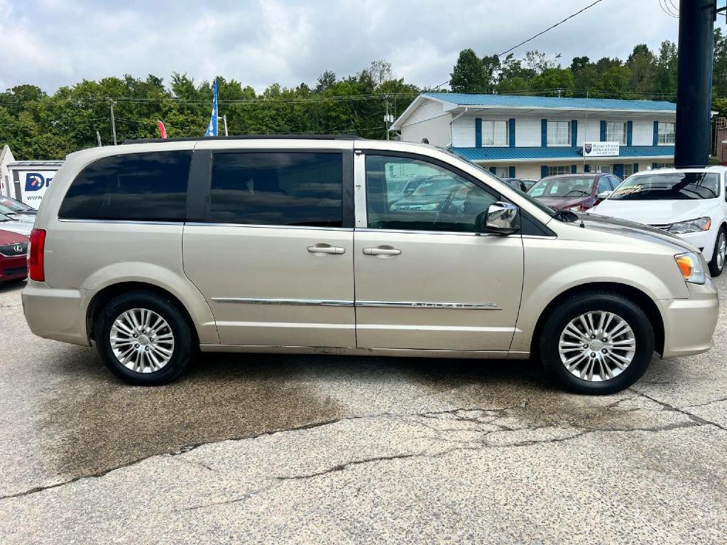 2015 Chrysler Town & Country Image 3