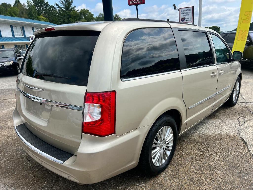 2015 Chrysler Town & Country Image 4