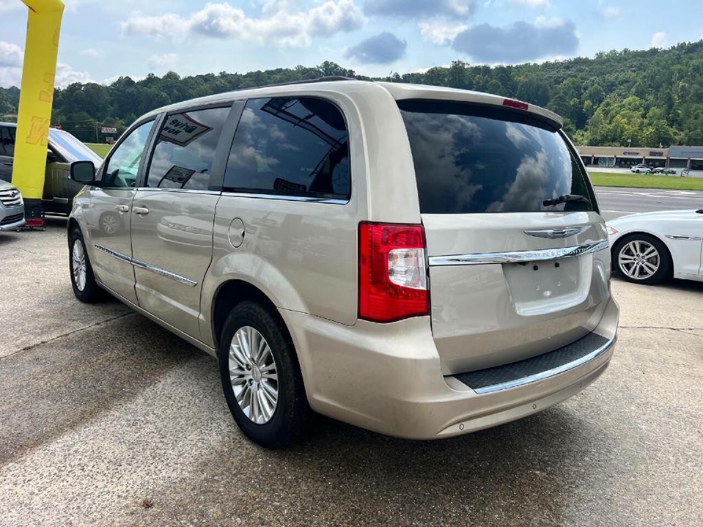 2015 Chrysler Town & Country Image 6