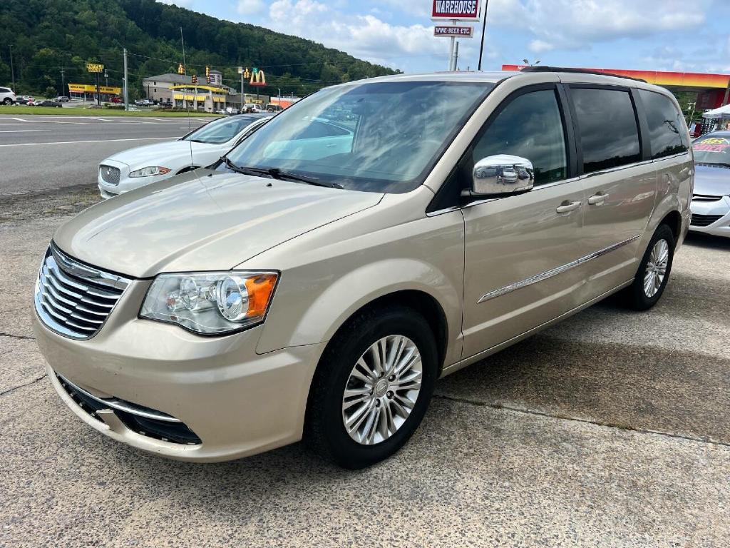 2015 Chrysler Town & Country Image 8