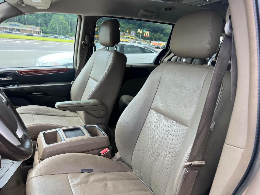 2015 Chrysler Town & Country Image 11
