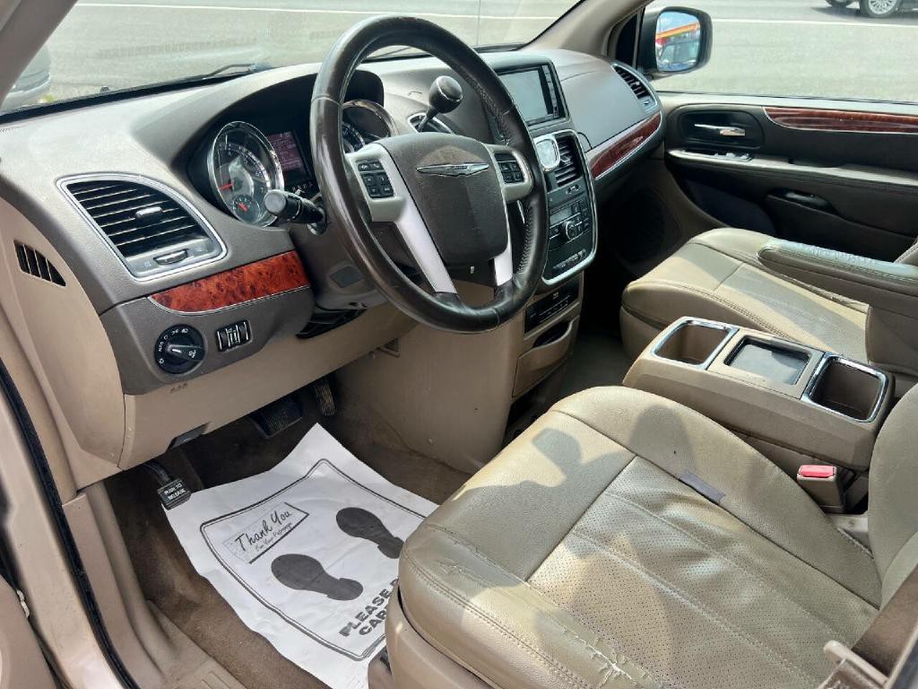 2015 Chrysler Town & Country Image 12