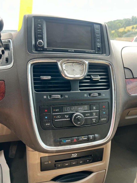 2015 Chrysler Town & Country Image 13