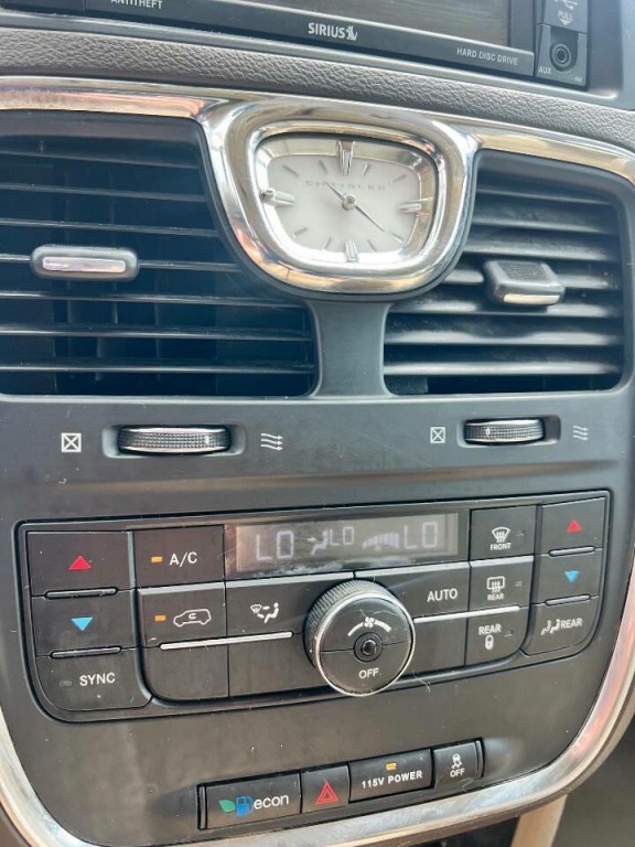 2015 Chrysler Town & Country Image 15