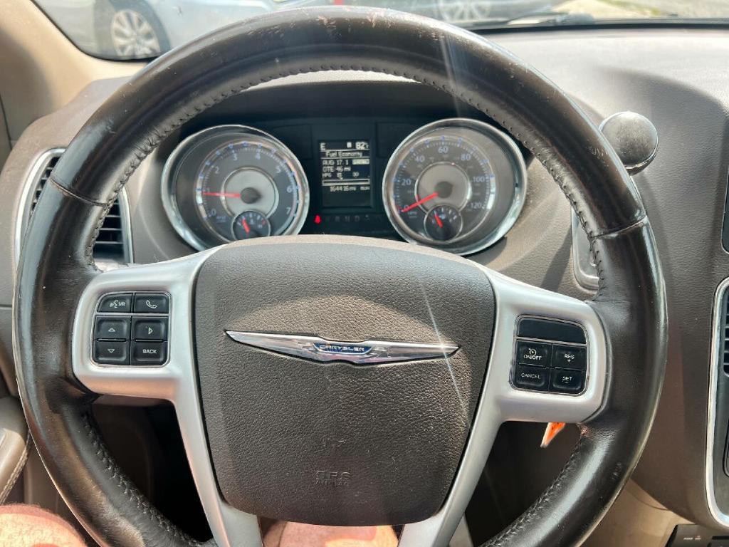 2015 Chrysler Town & Country Image 16