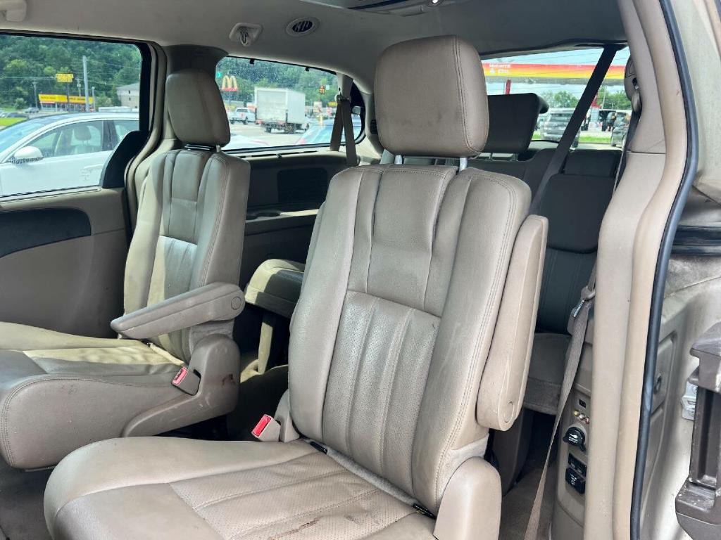 2015 Chrysler Town & Country Image 17