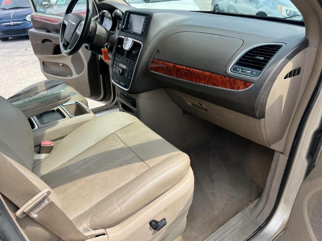 2015 Chrysler Town & Country Image 18