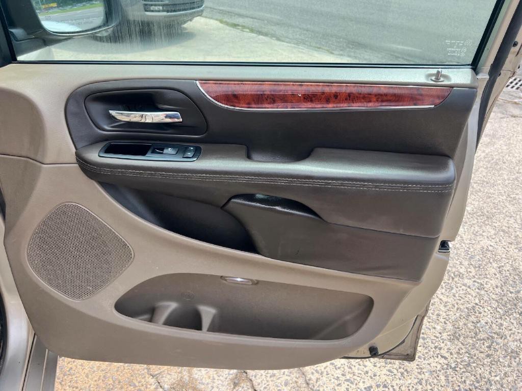 2015 Chrysler Town & Country Image 19