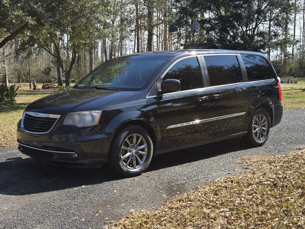 2016 Chrysler Town & Country Image 1