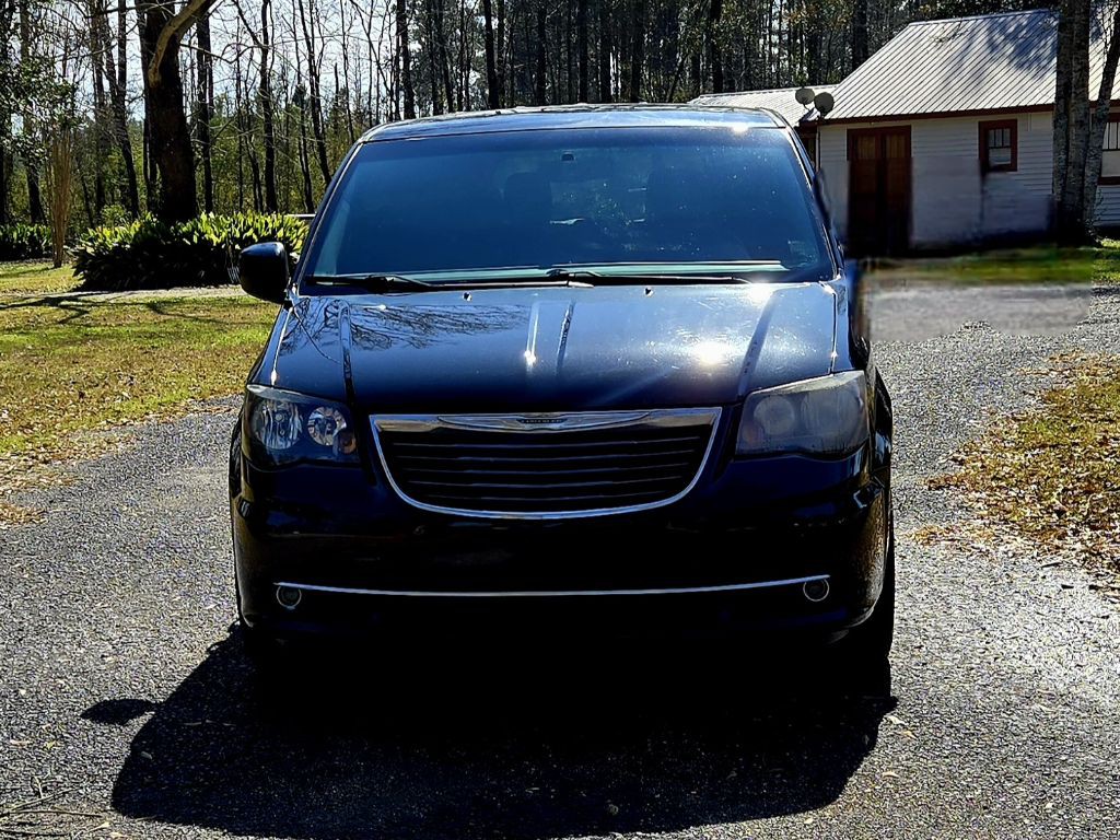 2016 Chrysler Town & Country Image 2