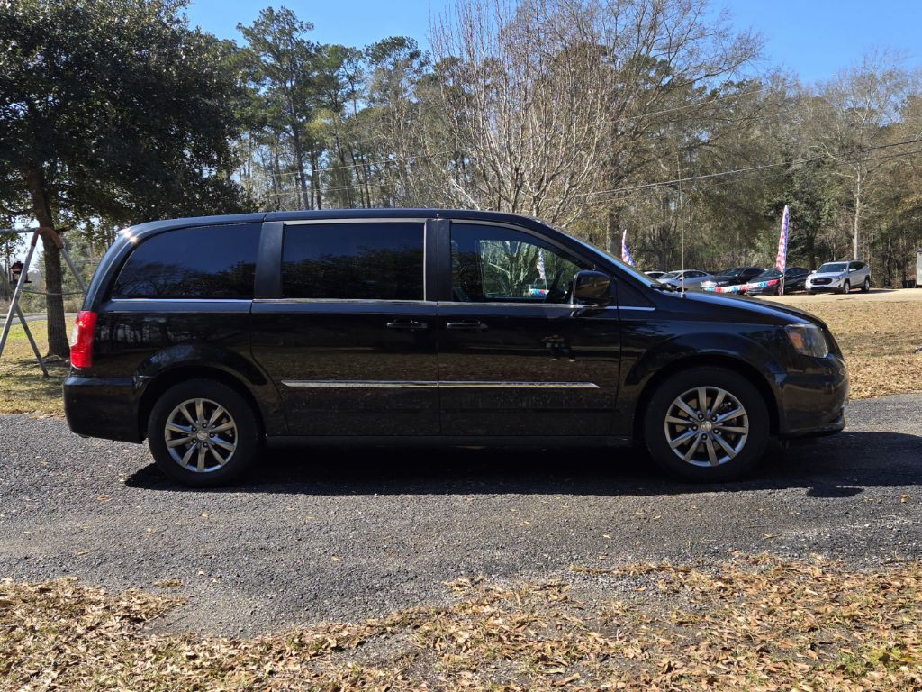 2016 Chrysler Town & Country Image 3