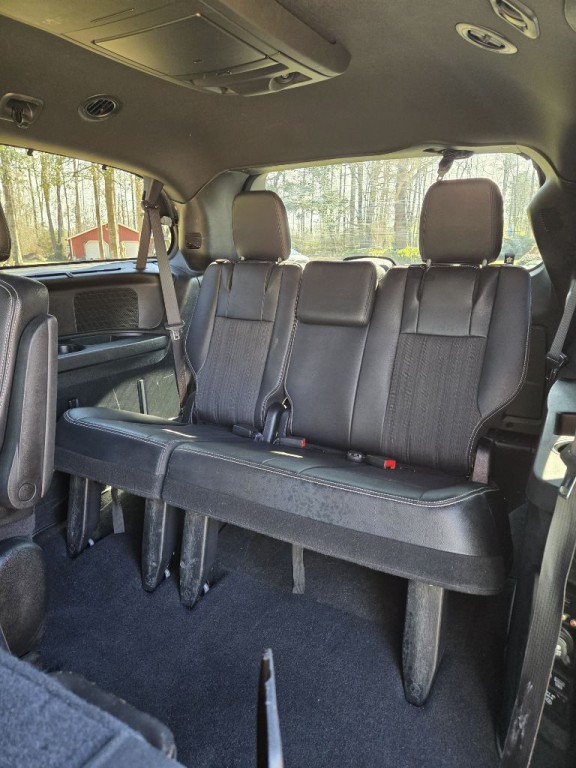 2016 Chrysler Town & Country Image 9