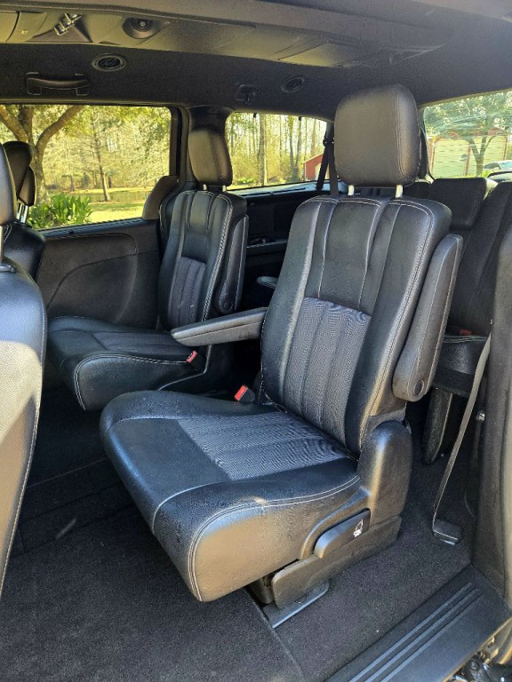 2016 Chrysler Town & Country Image 10