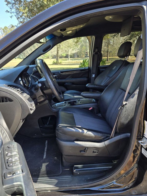 2016 Chrysler Town & Country Image 11