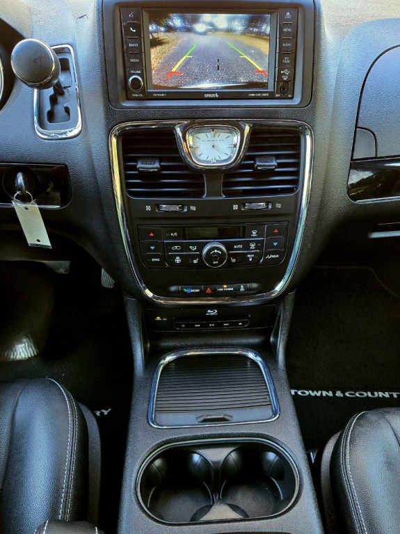 2016 Chrysler Town & Country Image 14
