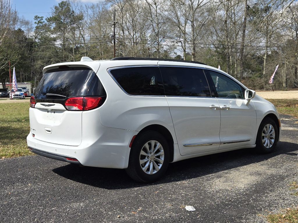 2017 Chrysler Pacifica Image 5