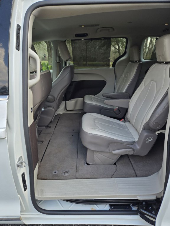 2017 Chrysler Pacifica Image 11