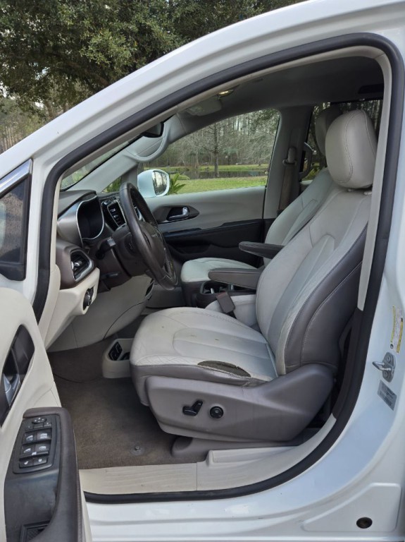 2017 Chrysler Pacifica Image 12