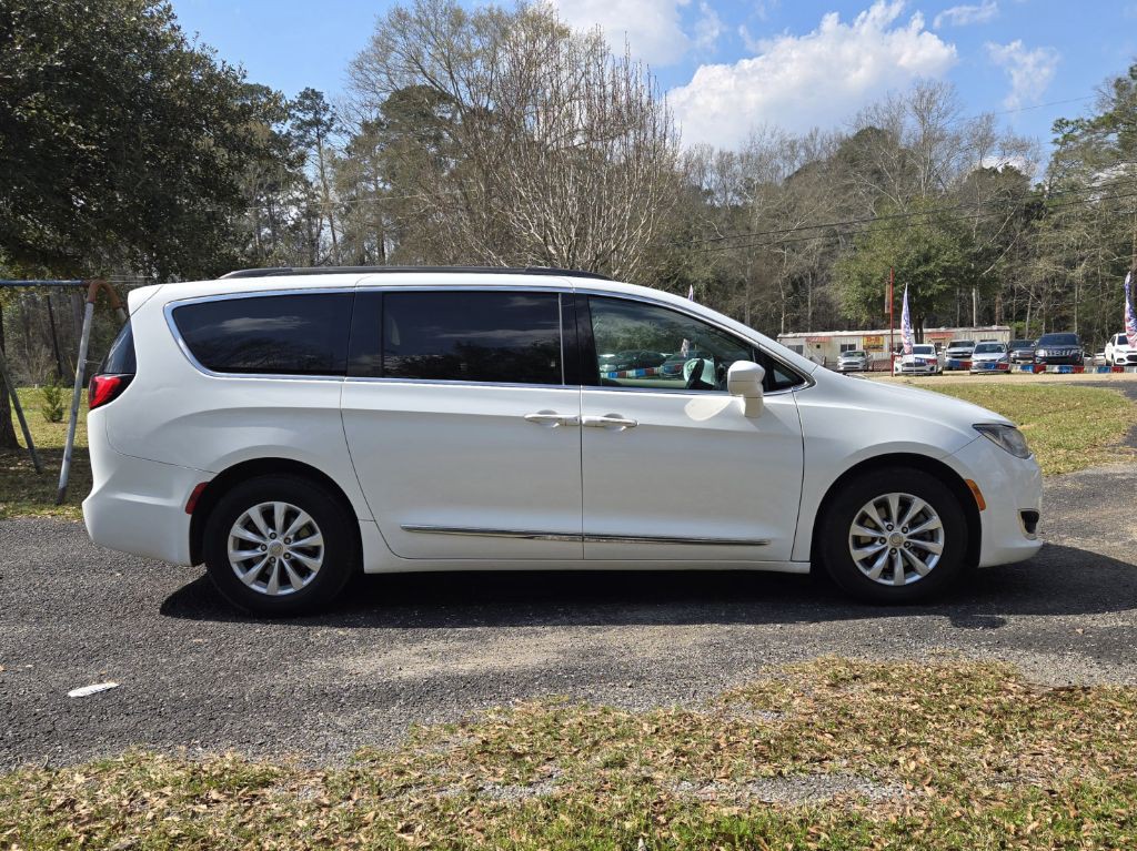 2017 Chrysler Pacifica Image 2