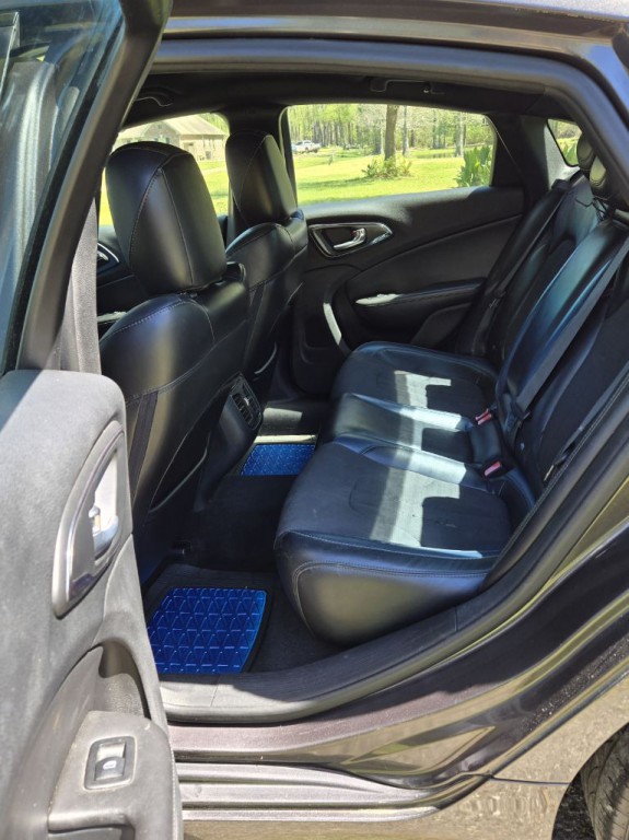 2015 Chrysler 200 Image 9