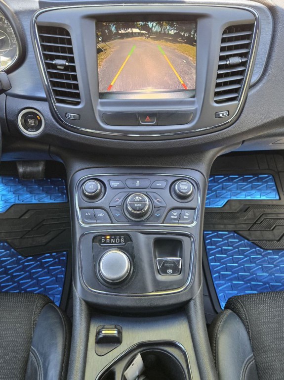 2015 Chrysler 200 Image 10