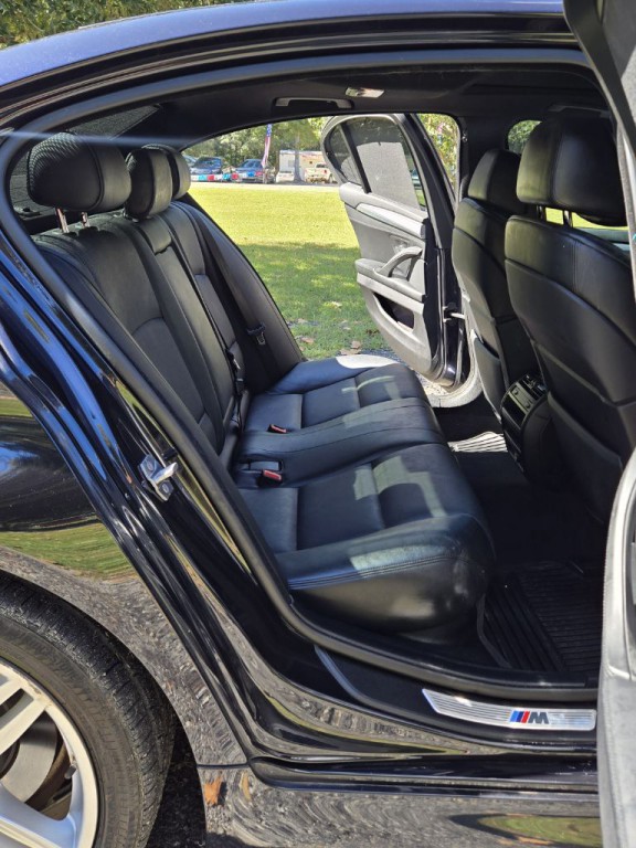 2013 BMW 5 Series Image 9