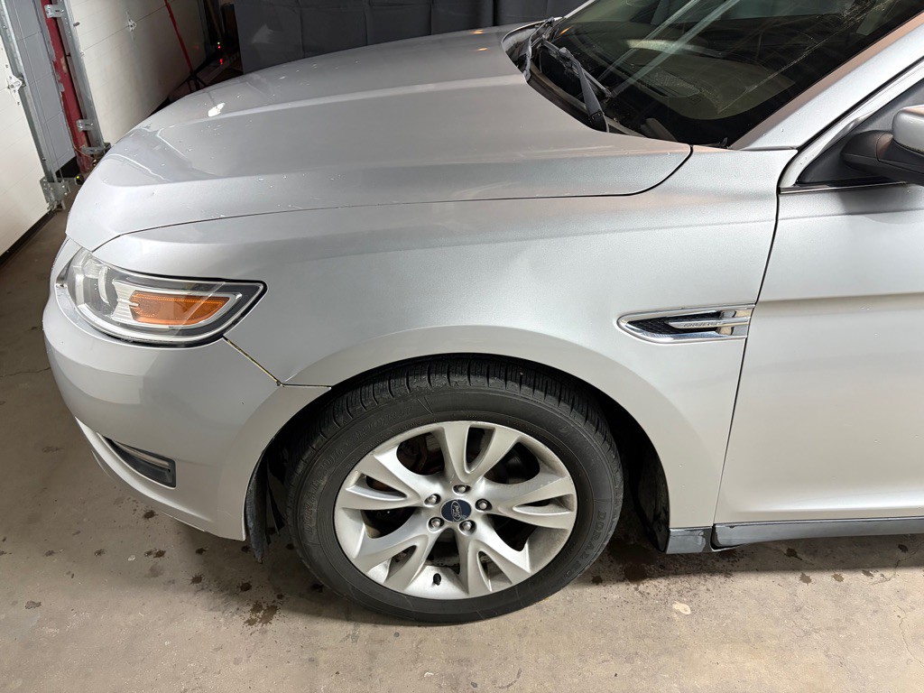 2010 Ford Taurus Image 2