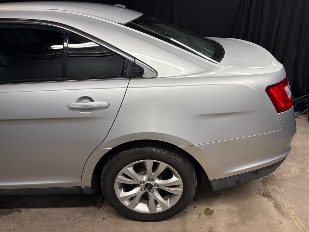 2010 Ford Taurus Image 5