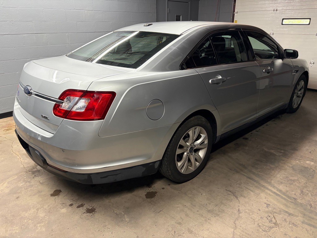 2010 Ford Taurus Image 8