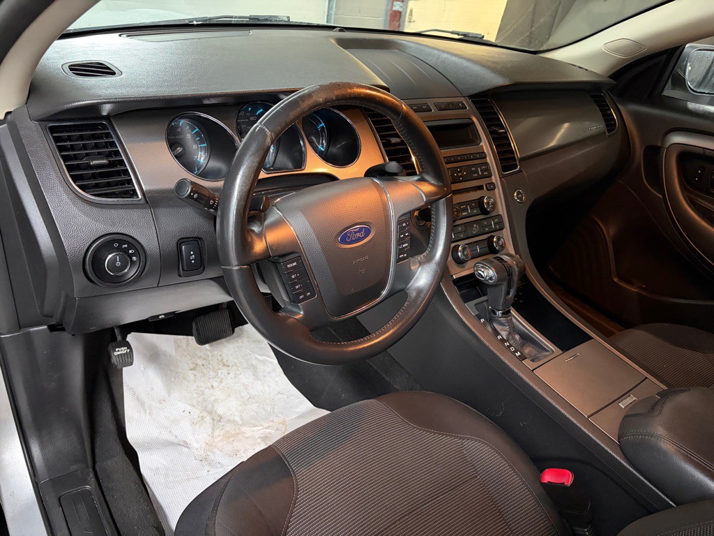 2010 Ford Taurus Image 14