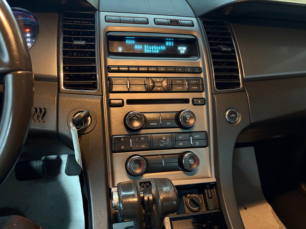 2010 Ford Taurus Image 18