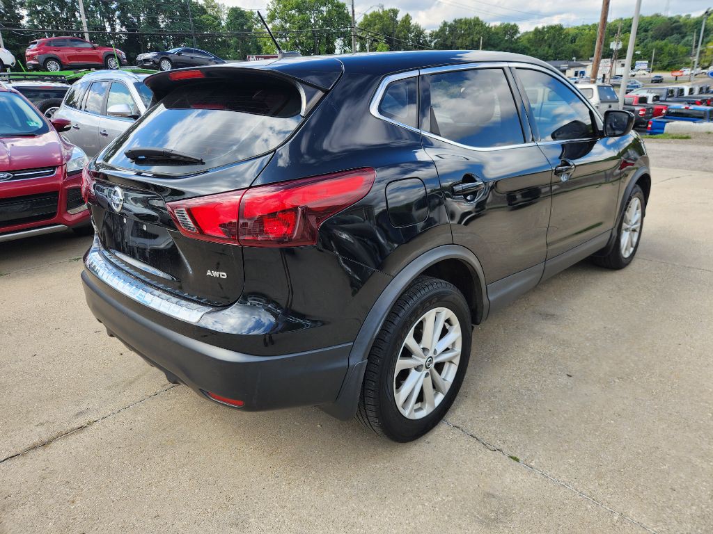 2019 Nissan Rogue Image 1