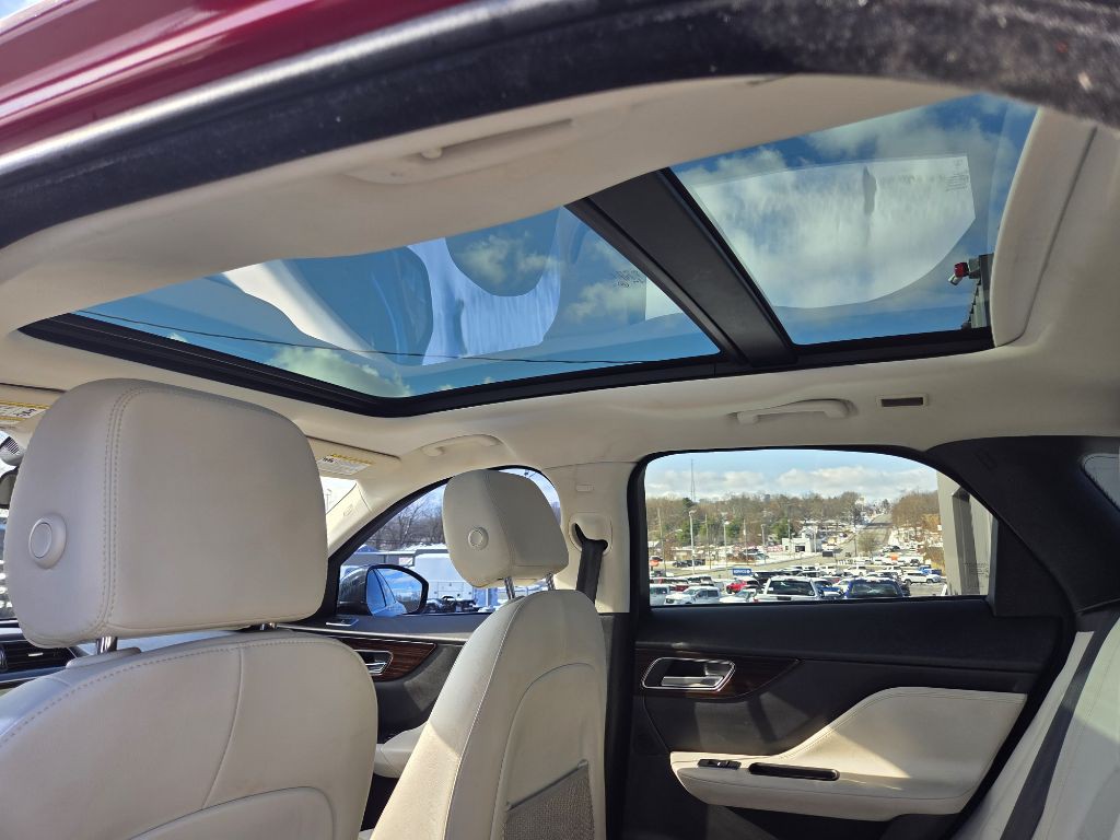 2017 Jaguar F-PACE Image 9