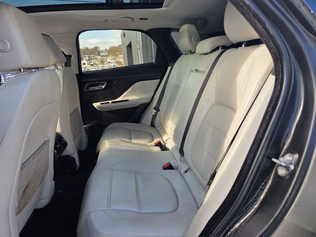 2017 Jaguar F-PACE Image 10