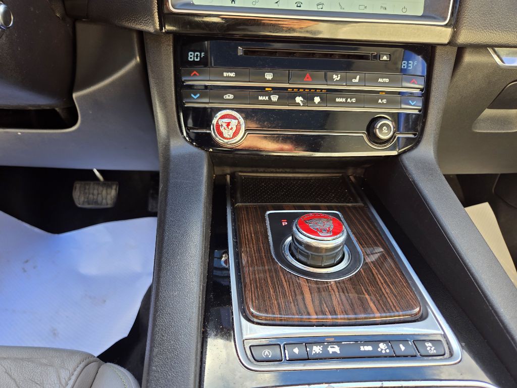 2017 Jaguar F-PACE Image 17
