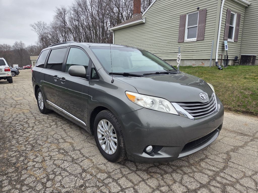 2012 Toyota Sienna Image 3
