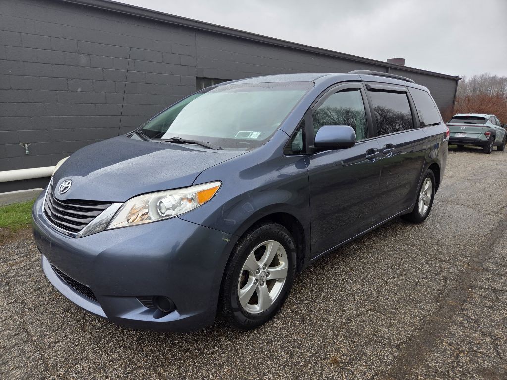 2014 Toyota Sienna Image 1