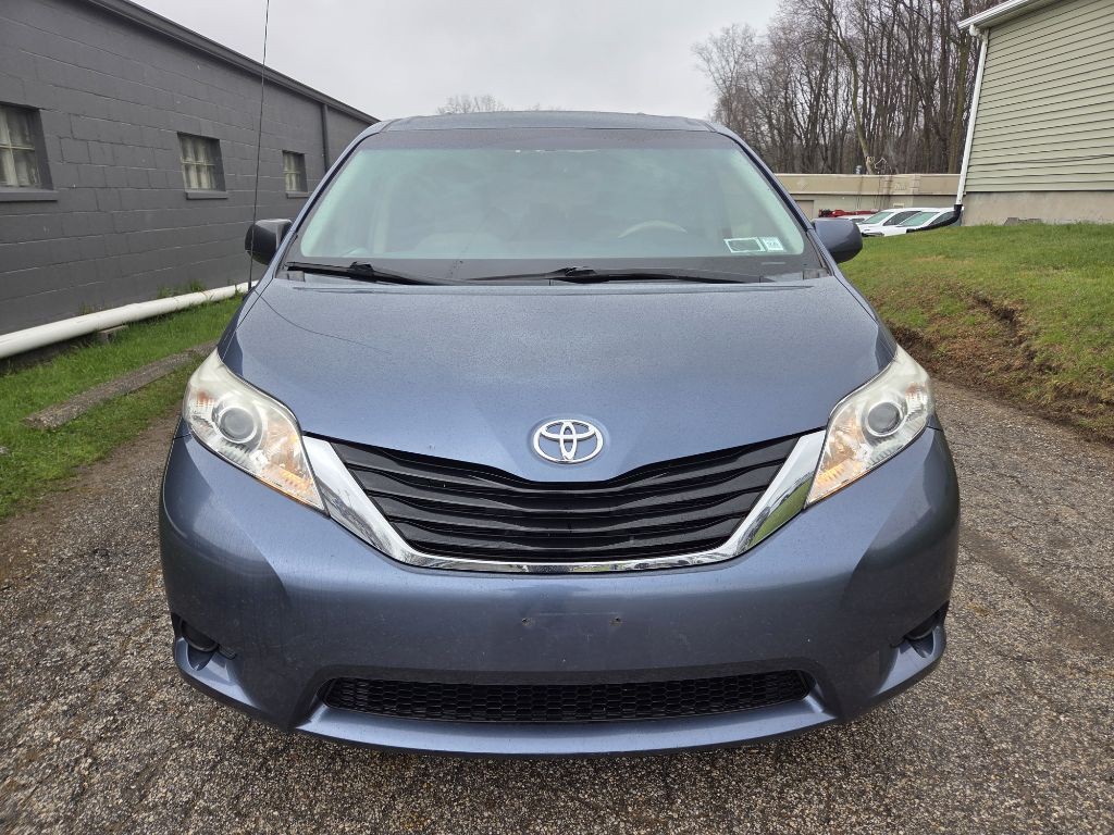 2014 Toyota Sienna Image 2
