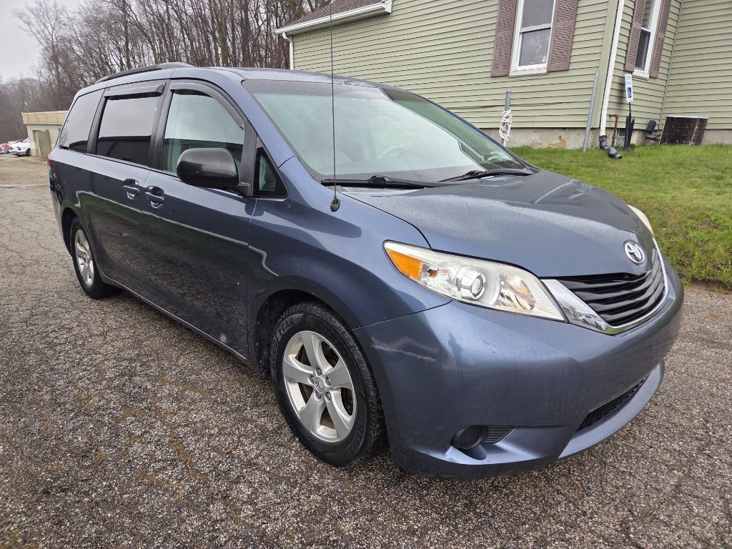 2014 Toyota Sienna Image 3