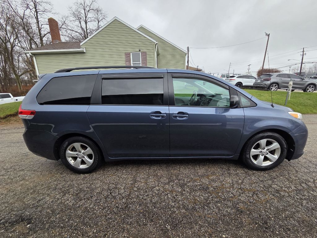 2014 Toyota Sienna Image 4