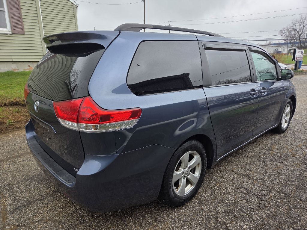 2014 Toyota Sienna Image 5