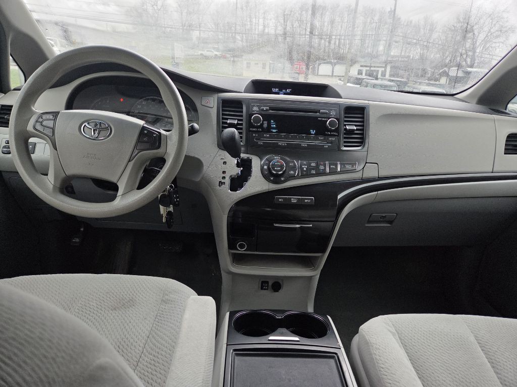 2014 Toyota Sienna Image 9