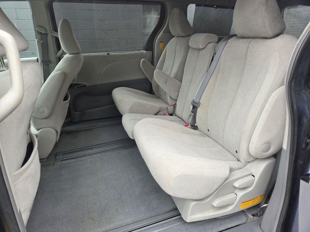 2014 Toyota Sienna Image 10