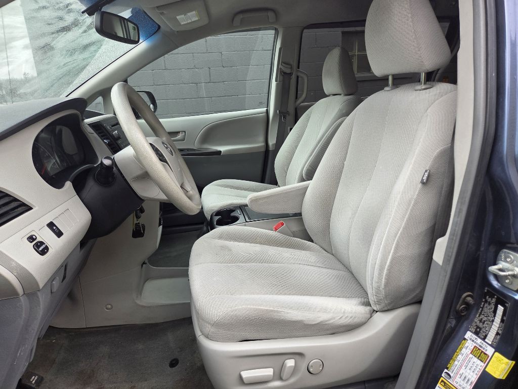2014 Toyota Sienna Image 11